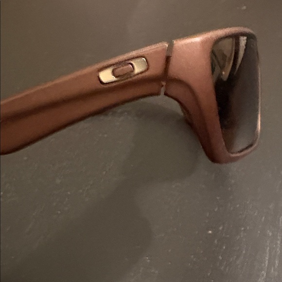 Oakley Jury sunglasses in the Distressed Brown colorway with Dark Bronze lenses - Picture 2 of 9